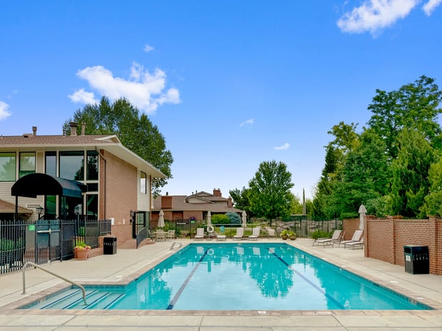 Images Nicole Wadsworth, Realtor