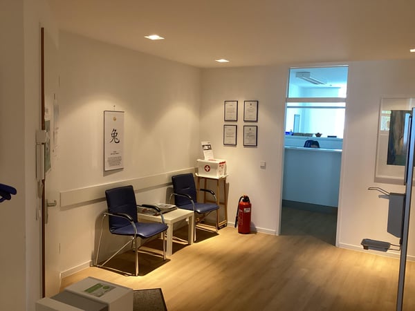 Bilder Arzt Praxis Rückenschmerzen u. Gelenkschmerzen München Pasing
