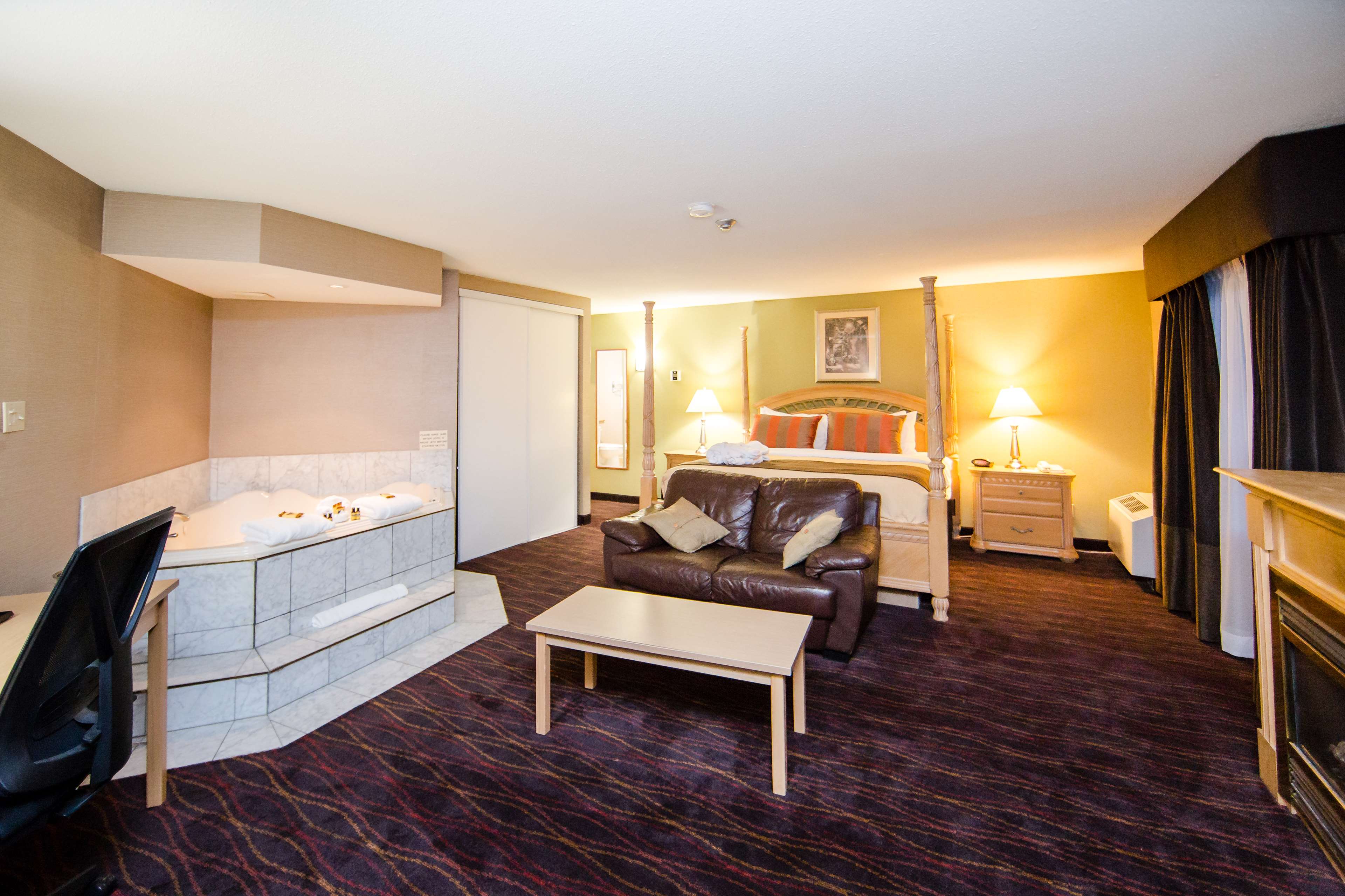 Whirlpool Executive King Room Best Western Plus Ottawa Kanata Hotel & Conference Centre Ottawa (613)828-2741