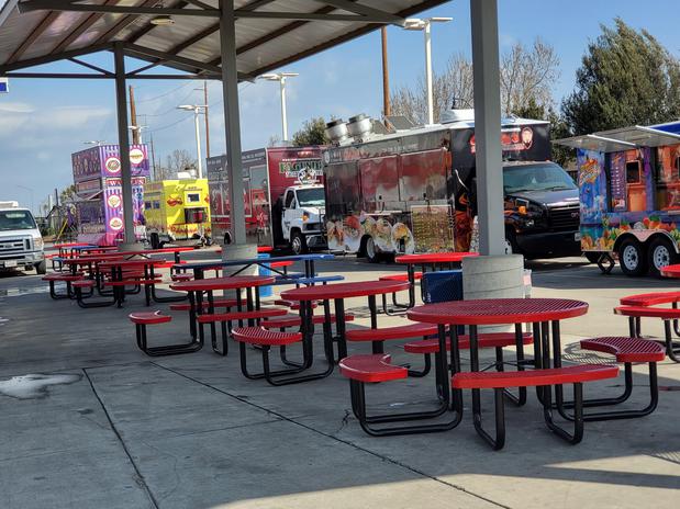 Images Lathrop Food Plaza / LFP