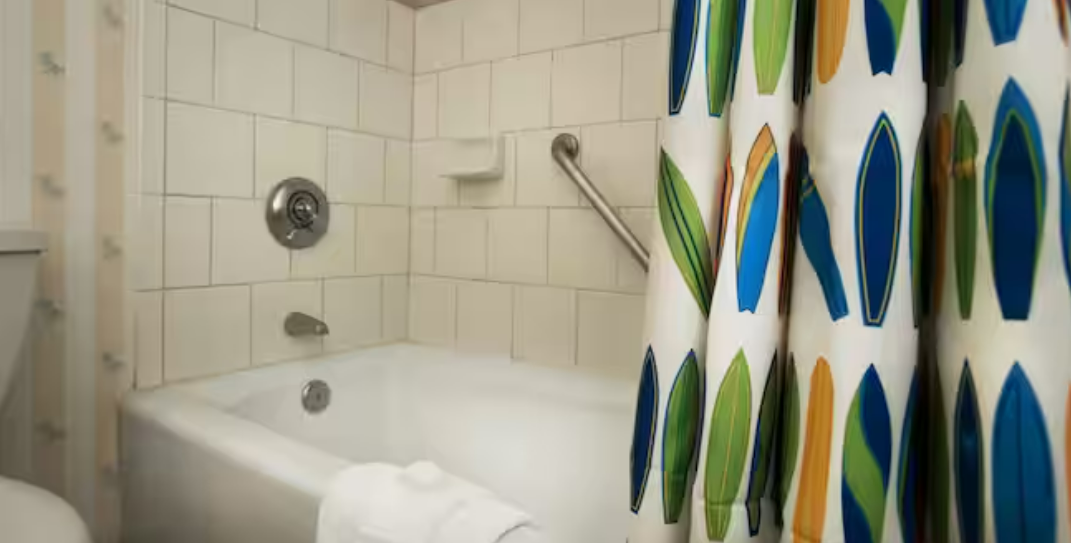 Disney's Paradise Pier Hotel Standard View Room Bathroom Tub