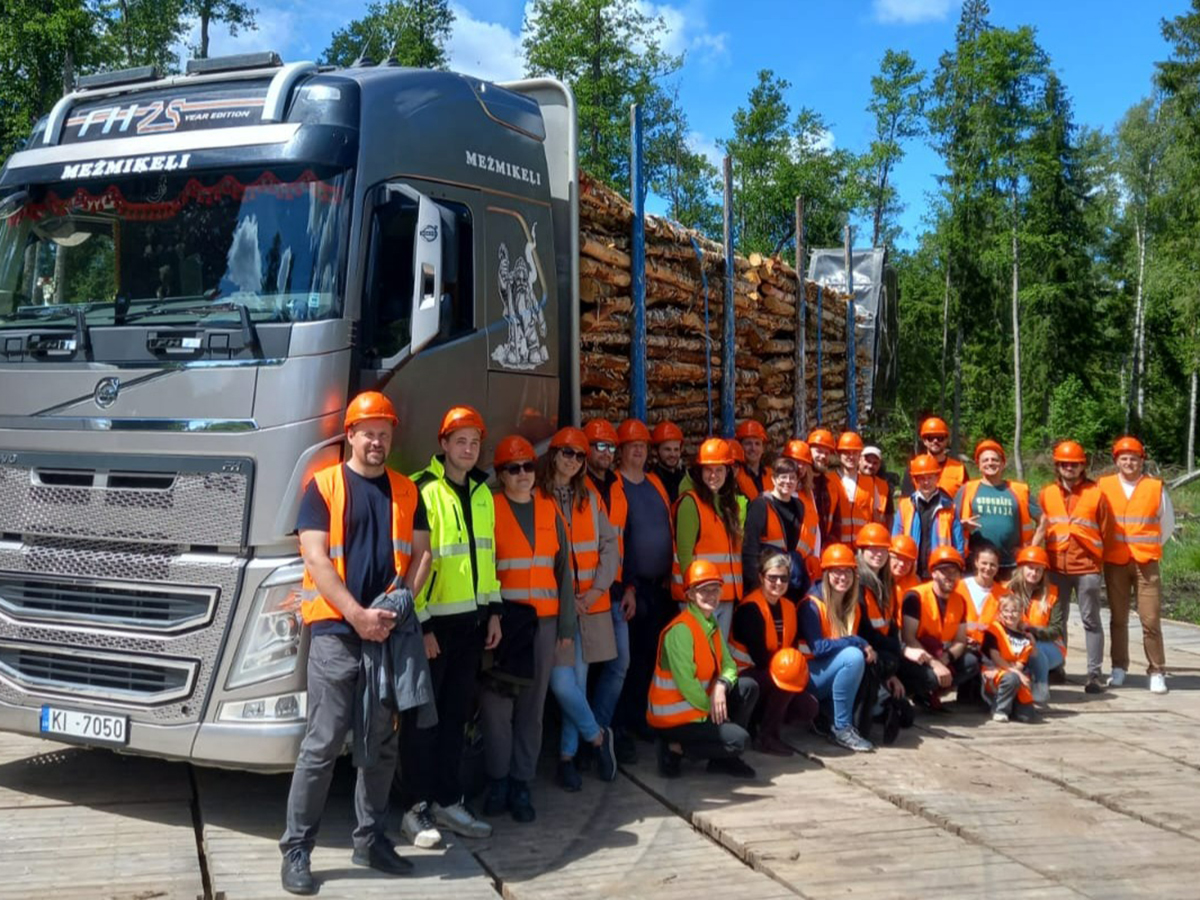 Mežmikeļi komanda veic profesionālu mežizstrādi ar modernu tehniku