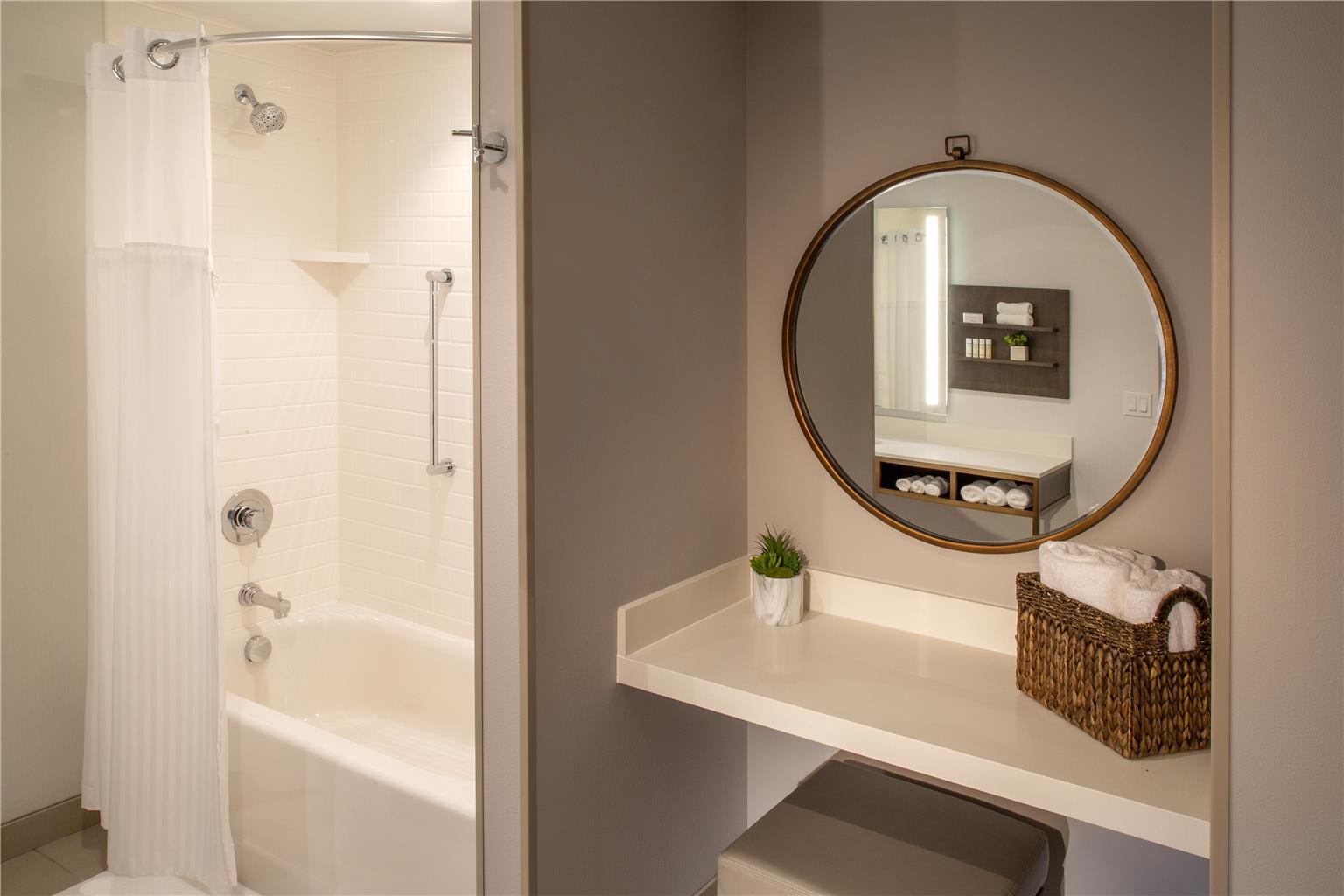 Guest room bath