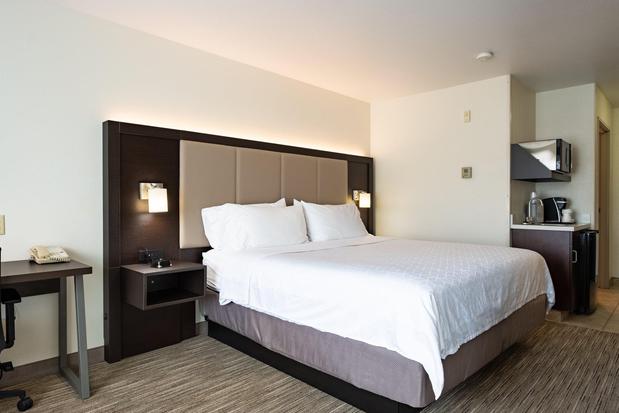 Images Holiday Inn Express & Suites Evanston, an IHG Hotel