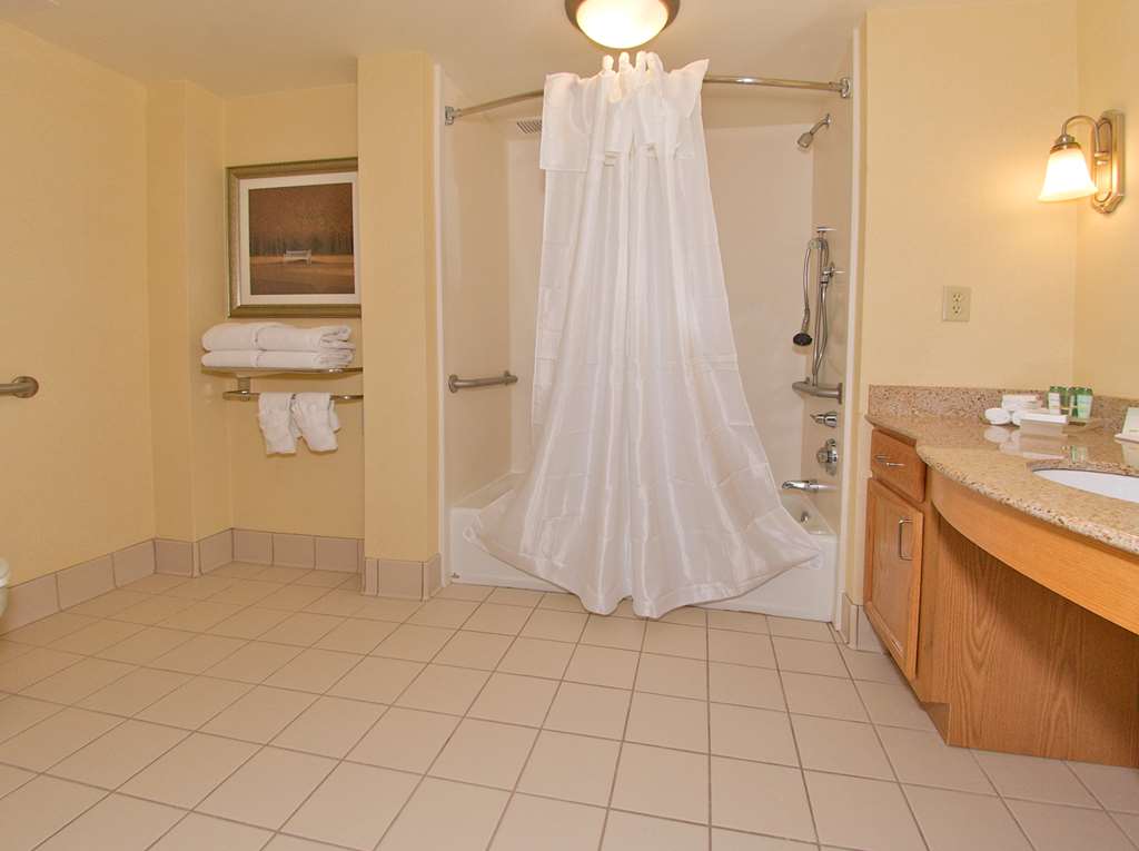 Guest room bath