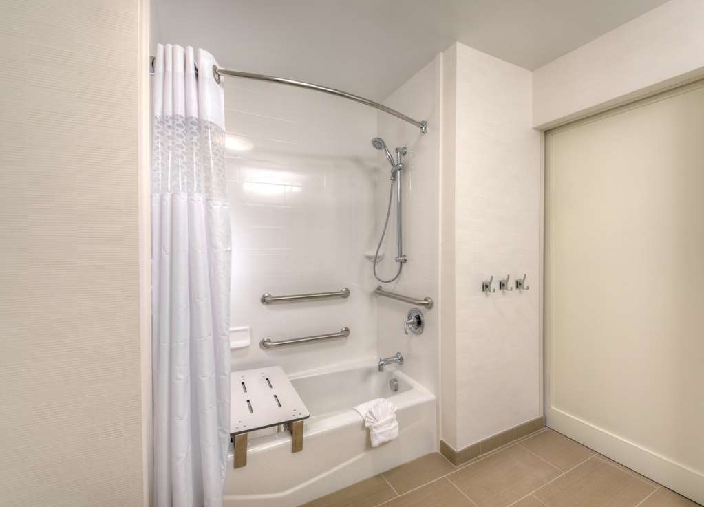 Guest room bath