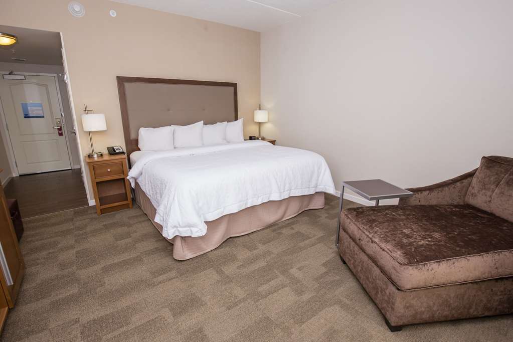 Guest room Hampton Inn & Suites Pittsburgh/Harmarville Pittsburgh (412)423-1100