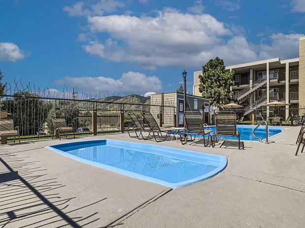 Images Fox Hill Apartments