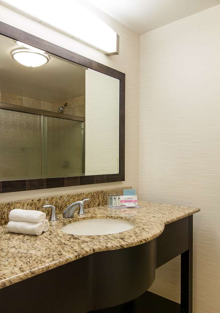 Guest room bath