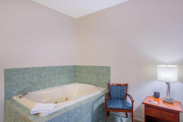 Images Holiday Inn Express & Suites Brattleboro, an IHG Hotel