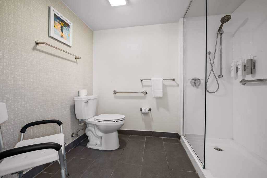 Guest room bath