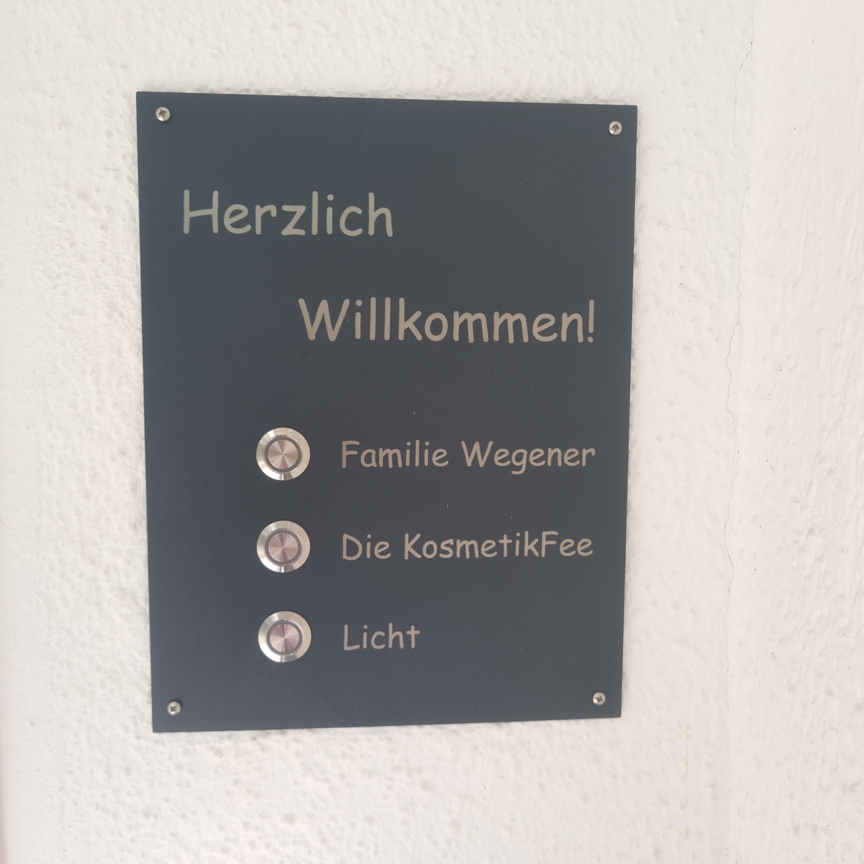 Klingelschild Hauseingang. Ganzheitliche Kosmetikerin Isabella Wegener. Haut-Energetikerin in Obermeitingen in Bayern zwischen Augsburg, München und Landsberg am Lech.
