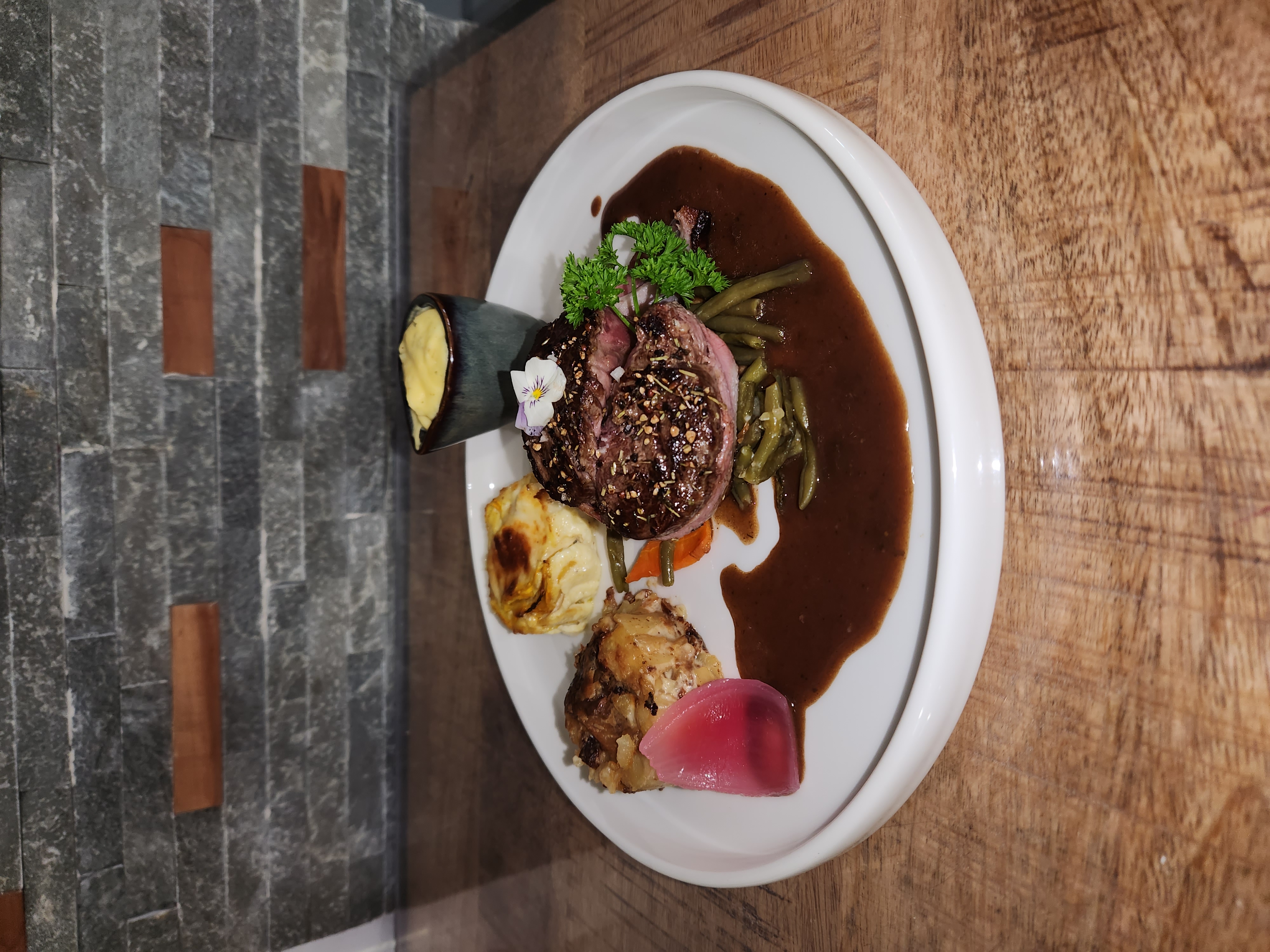 Tournedos de bœuf, sauce au vin rouge, Gratin de pommes de terre. Tournedos de bœuf, sauce au vin rouge, Gratin de pommes de terre.