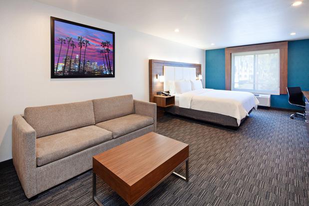 Images Holiday Inn Express & Suites Hollywood Walk of Fame, an IHG Hotel