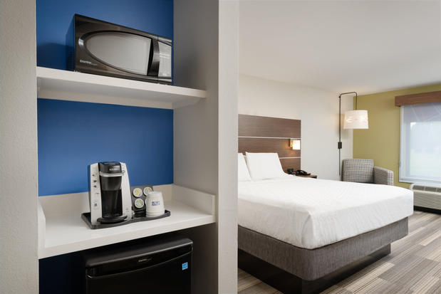 Images Holiday Inn Express & Suites Tullahoma, an IHG Hotel
