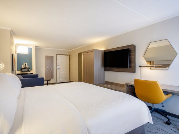 Images Holiday Inn Express & Suites Greensboro-(I-40 @ Wendover) by IHG