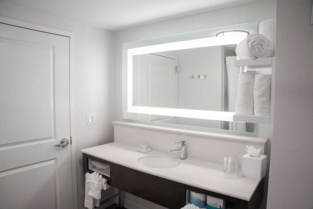 Guest room bath