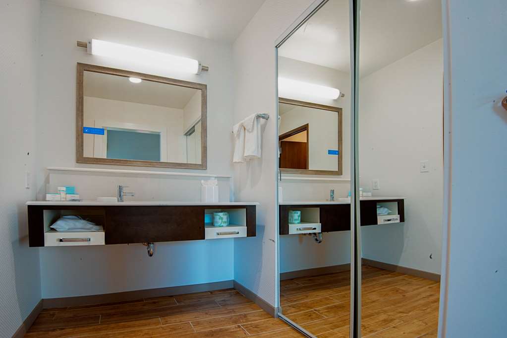 Guest room bath