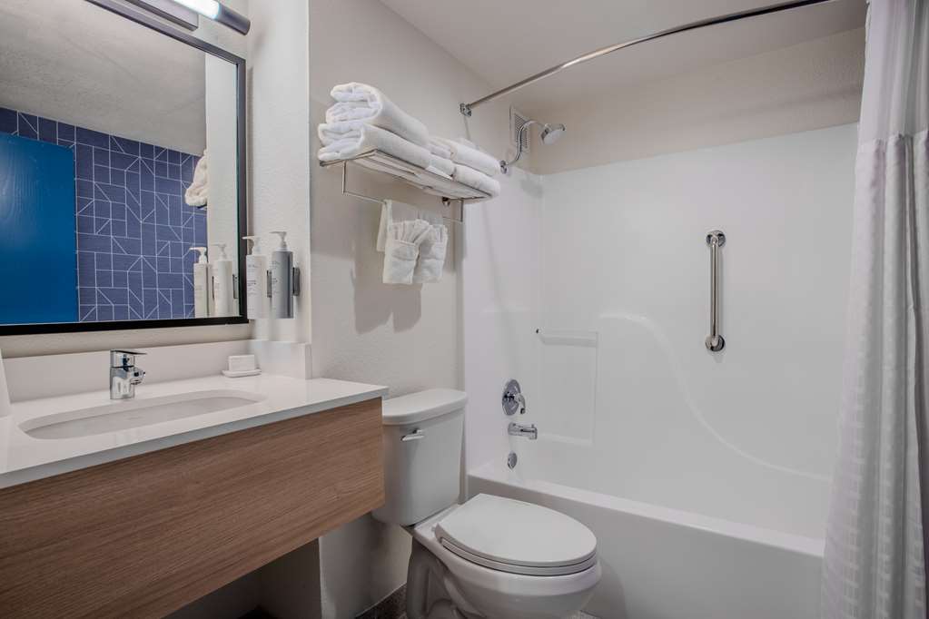 Guest room bath