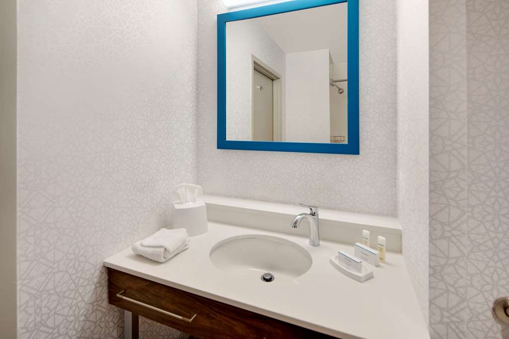 Guest room bath Hampton Inn & Suites St. Augustine-Vilano Beach Saint Augustine (904)827-9797