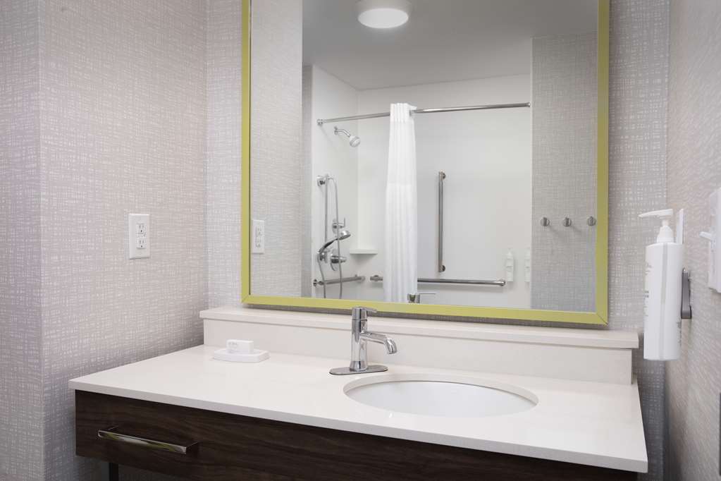 Guest room bath
