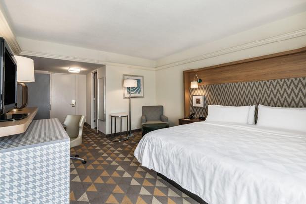 Images Holiday Inn & Suites Pittsfield-Berkshires by IHG