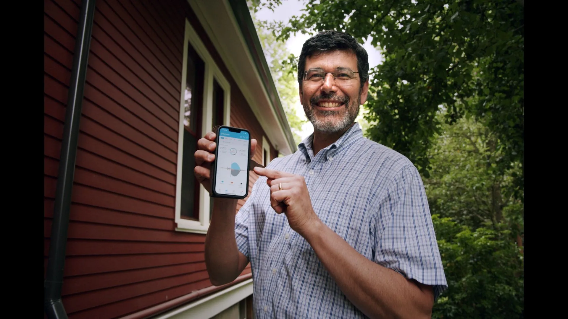 Homeowner monitoring solar production from a mobile app