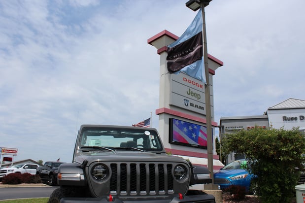 Images Russ Darrow Chrysler Dodge Jeep RAM of West Bend Service Center
