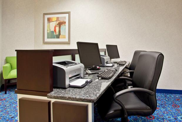 Images Holiday Inn Express & Suites Akron Regional Airport Area, an IHG Hotel