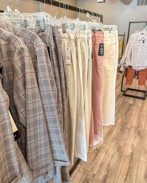 We are living for those closet staples that transition you from late summer to early autumn!! Creams, plaids, and dusty pinks will do just that!