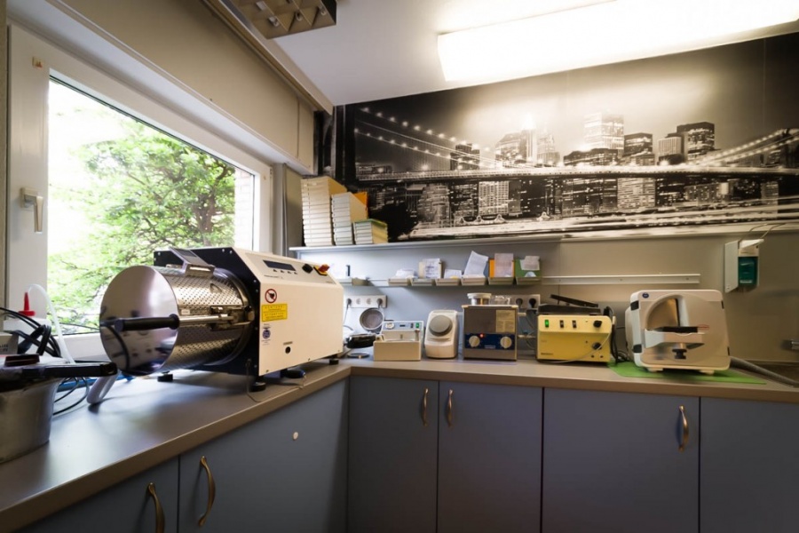 Dr. med. dent. Günther M. Schlimbach, Buschfeldstr. 31 in Köln