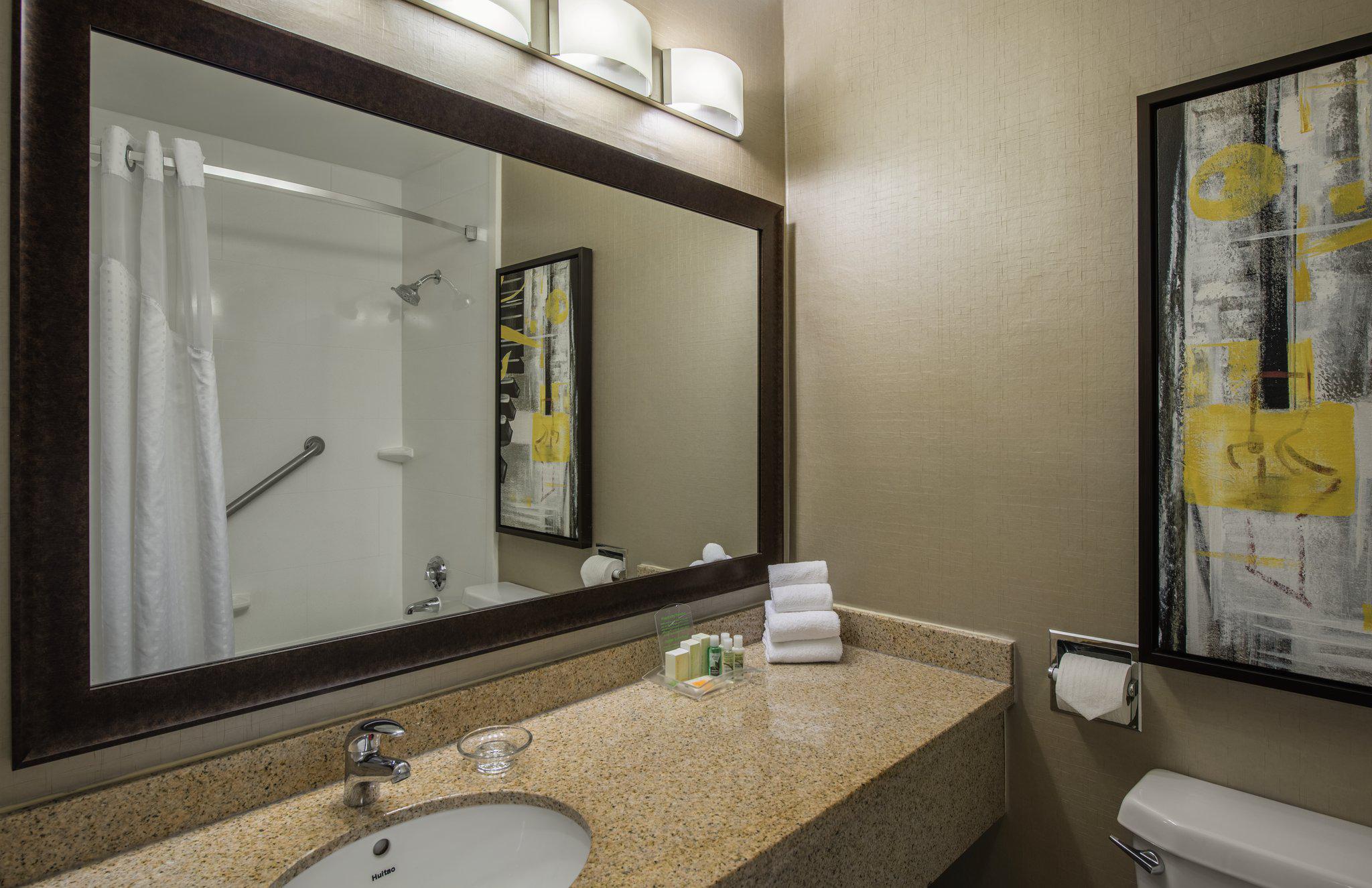 Images Holiday Inn & Suites Vancouver Downtown, an IHG Hotel