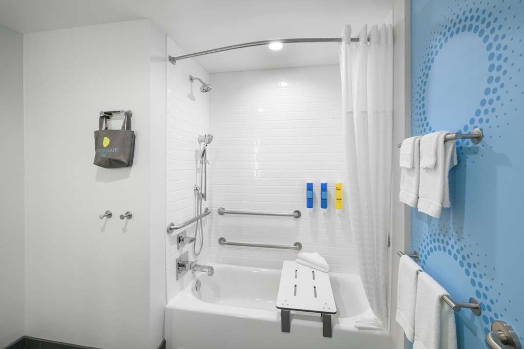 Guest room bath