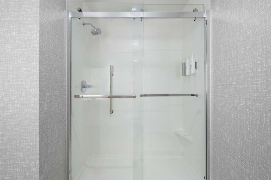 Guest room bath