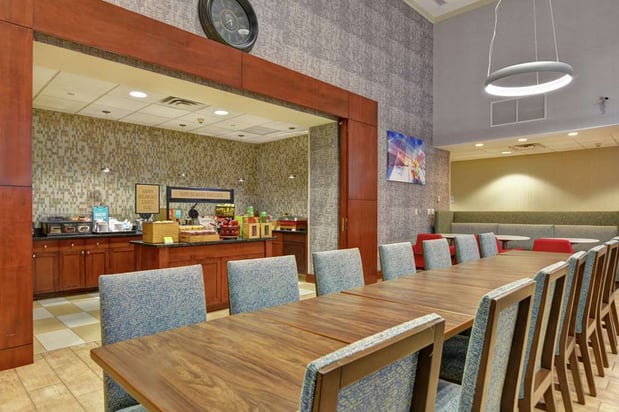 Images Hampton Inn & Suites Newark-Harrison-Riverwalk