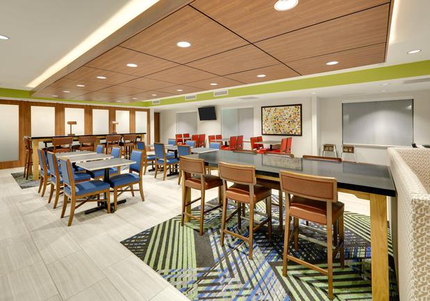 Images Holiday Inn Express & Suites Mitchell, an IHG Hotel