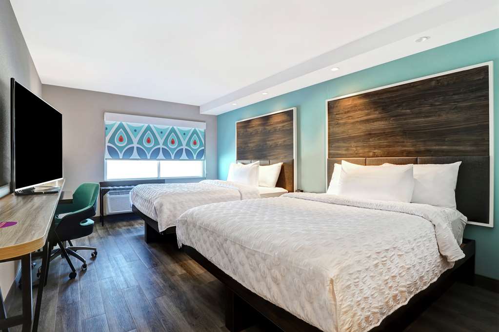 Guest room Tru by Hilton Edmonton Windermere Edmonton (780)752-8781