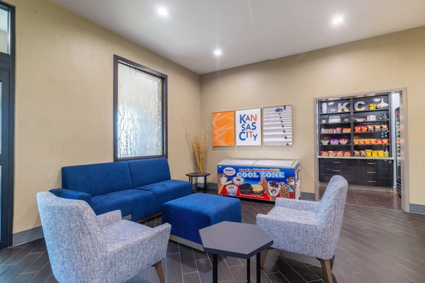 Images Holiday Inn Express & Suites Kansas City Airport by IHG