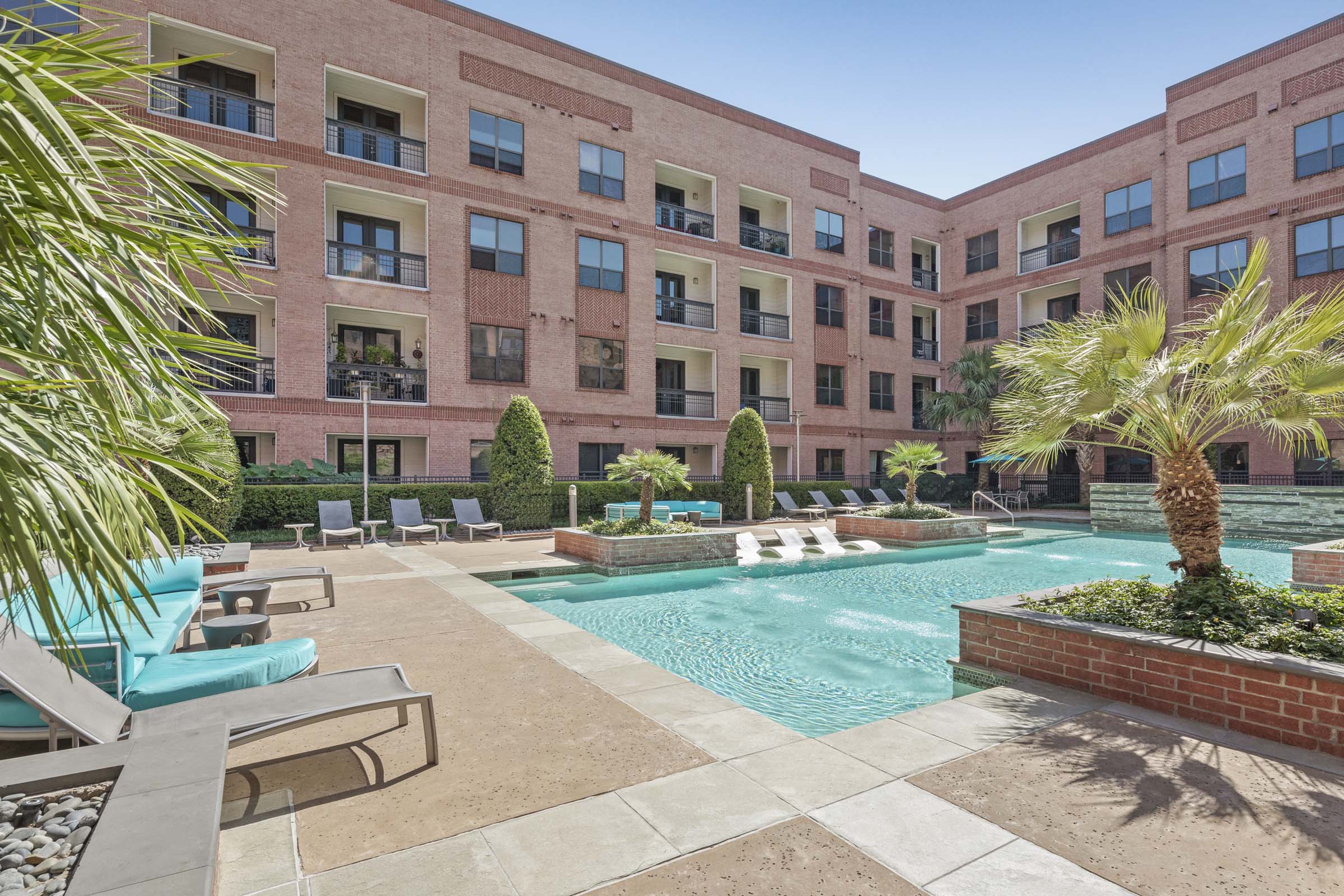 Lounge chairs, sun deck, and expansive pool at Camden Travis Street Apartments in Midtown Houston, Tx