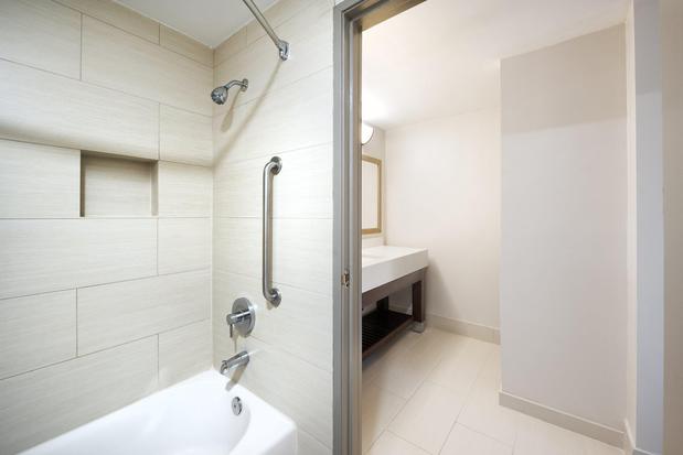 Images Holiday Inn Express Simi Valley by IHG