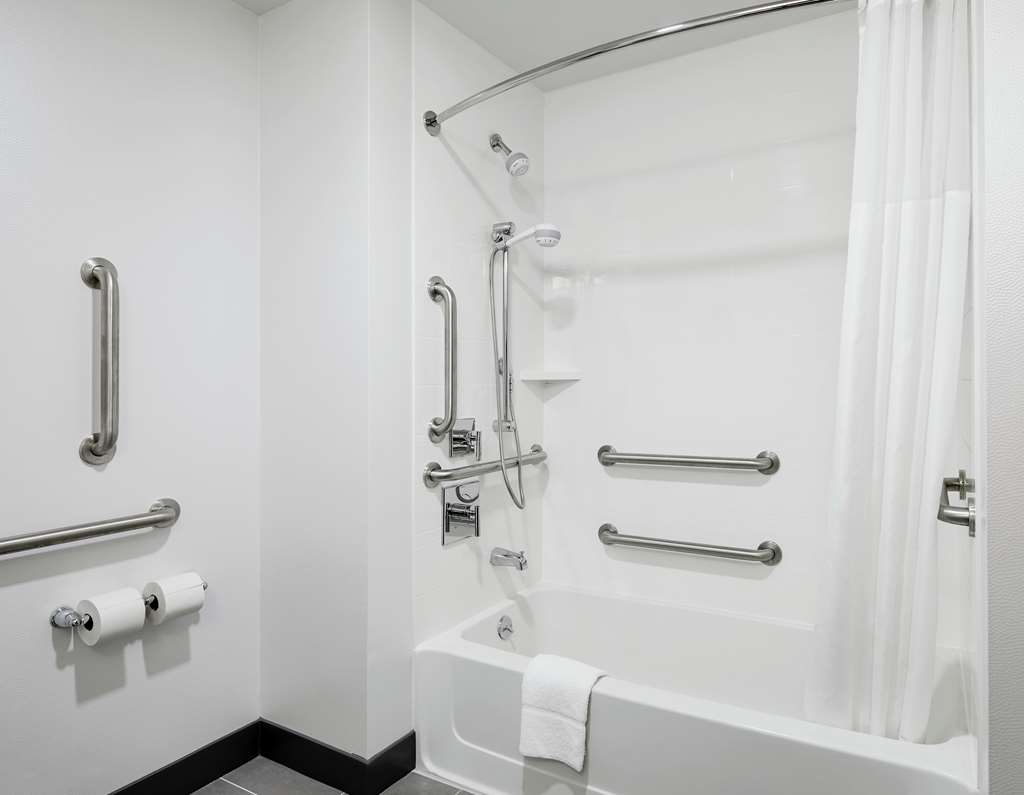 Guest room bath