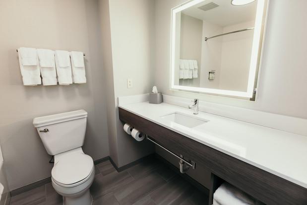 Images Holiday Inn Express & Suites Urbandale Des Moines, an IHG Hotel