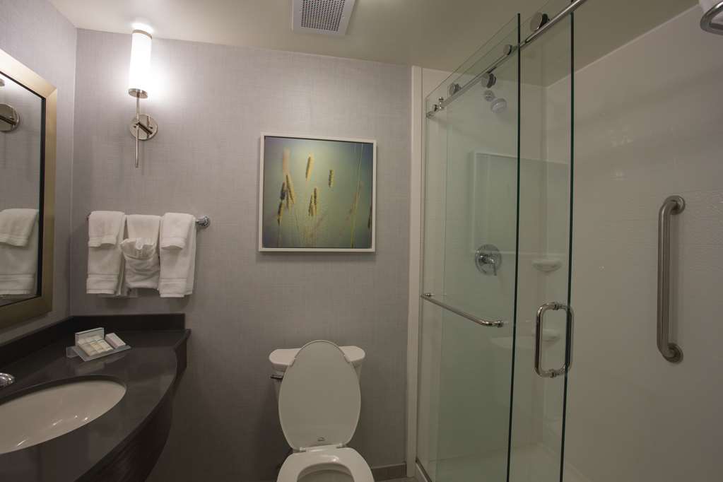 Guest room bath