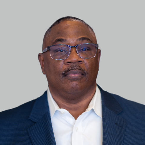 Headshot of Leon T. Worthy, a wealth advisor at Chase