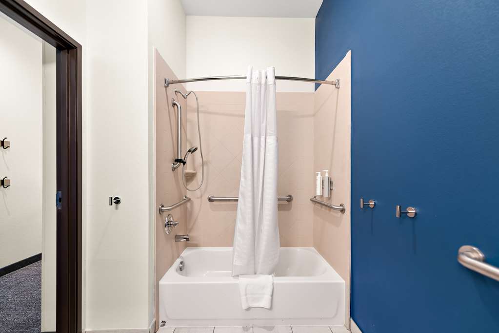 Guest room bath