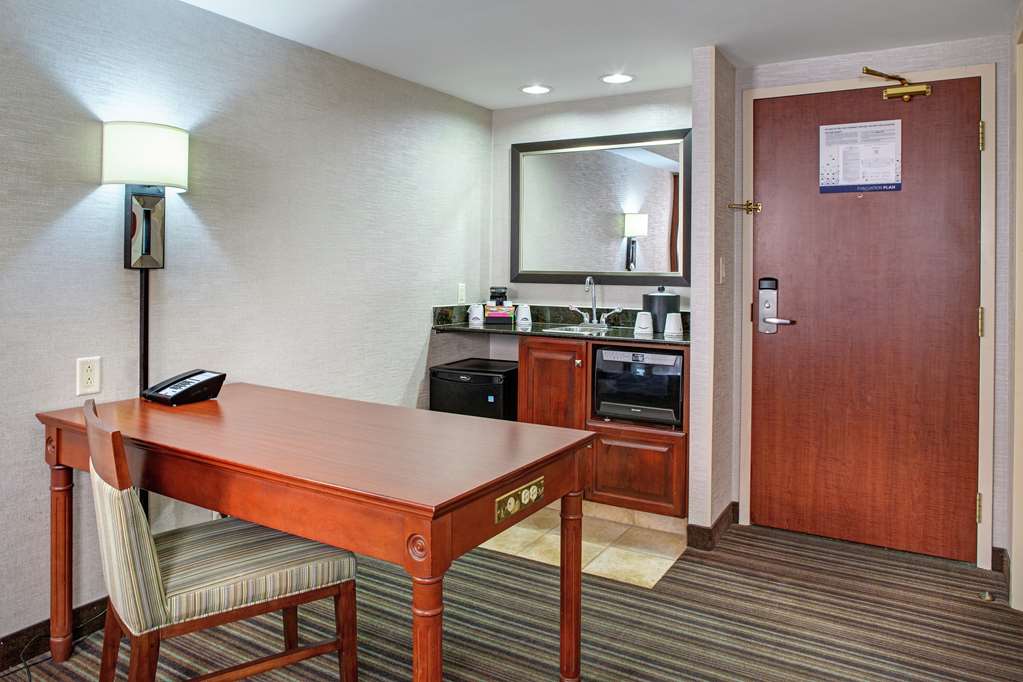 Images Hampton Inn & Suites by Hilton Toronto Airport