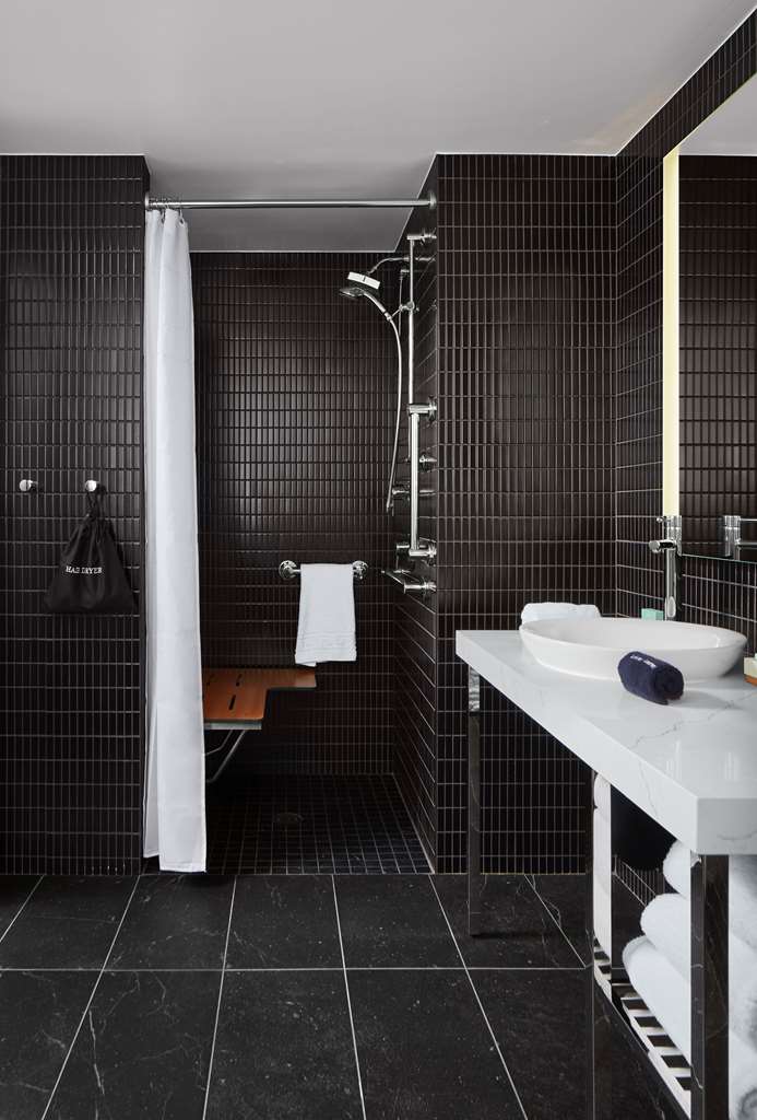 Guest room bath