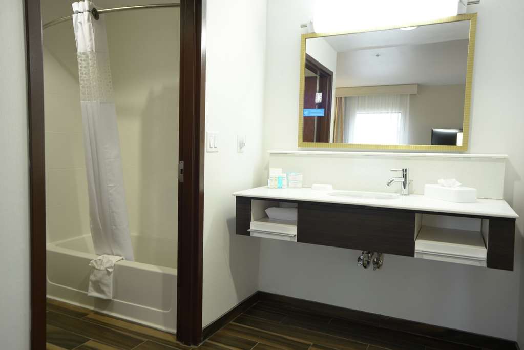 Guest room bath
