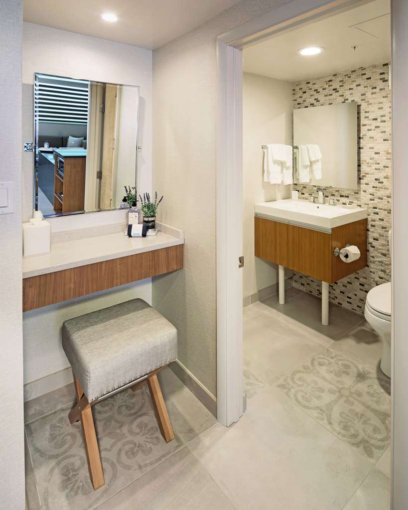 Jacuzzi® Loft Suite with One King Bathroom