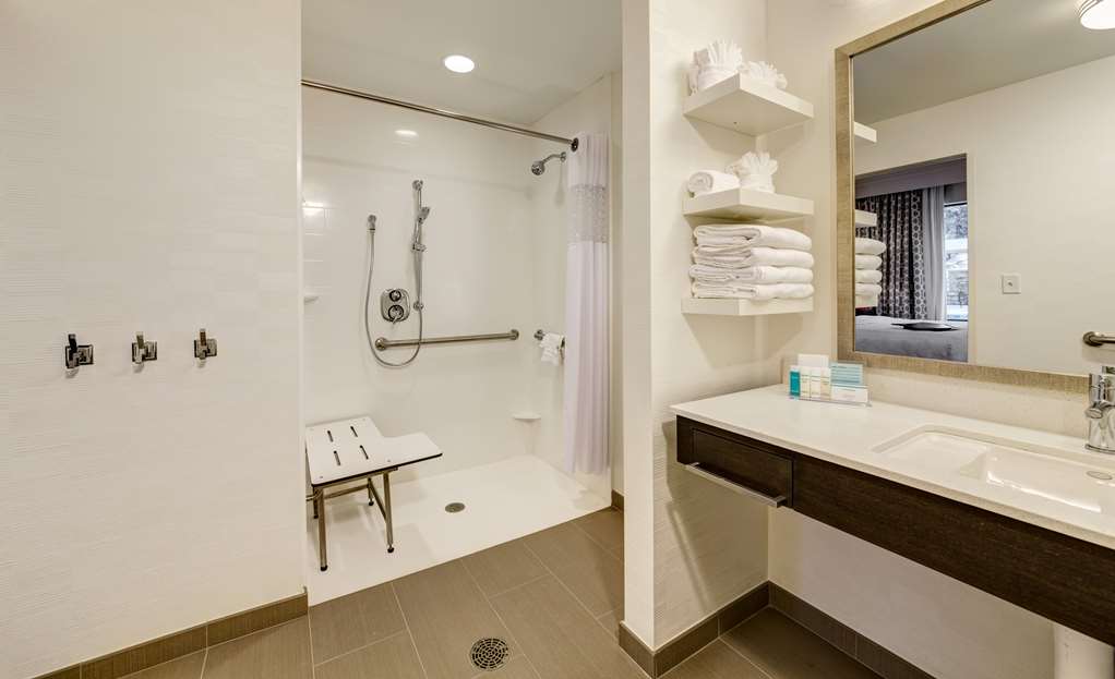 Guest room bath